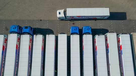 Kompleksowe zarządzanie flotą transportową – od lokalizacji pojazdu po analizę paliwa