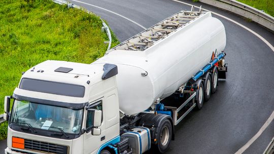 Kompletnie pijany kierowca cysterny zatrzymany na autostradzie A4