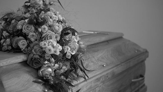 Komu przysługuje zasiłek pogrzebowy i ile wynosi?