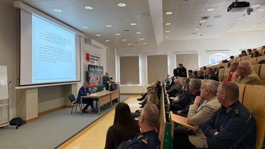 Krosno – Bezpieczna Przestrzeń: interdyscyplinarna debata o bezpieczeństwie lokalnym Krosno – Bezpieczna Przestrzeń: interdyscyplinarna debata o bezpieczeństwie lokalnym