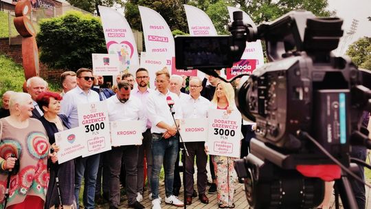 Konferencja prasowa Lewicy w Krośnie. Politycy przedstawili propozycje zmian w kraju