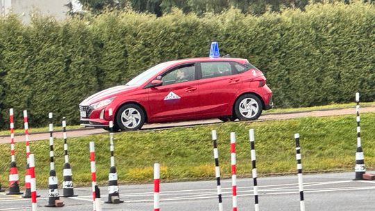 Koniec „jazdy na tyczki”. Z egzaminu znika plac manewrowy