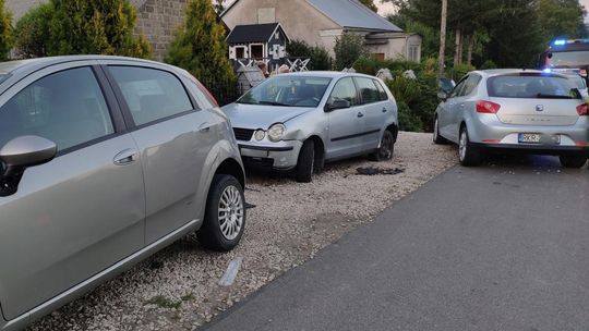 ? Kopytowa. Seatem wjechał w dwa zaparkowane samochody
