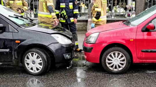 Korczyna. Czołowe zderzenie samochodów przy cmentarzu