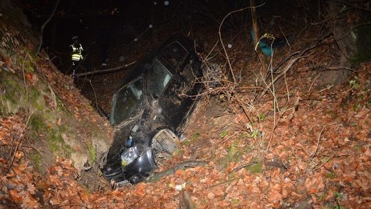 KORCZYNA: Fiat stoczył się ze skarpy do rowu. Dwie osoby ranne