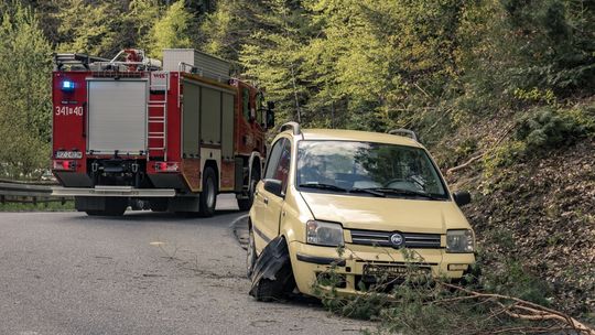 KORCZYNA: Samochodem wjechał prosto w skaliste pobocze