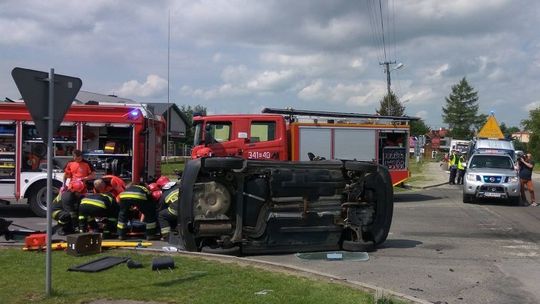 KORCZYNA: Strażacy uwalniali kobietę uwięzioną w pojeździe