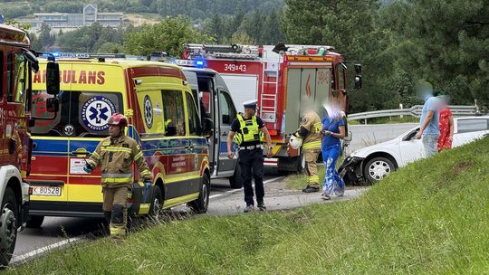 Korczyna. Zjechał z jezdni i uderzył w barierki