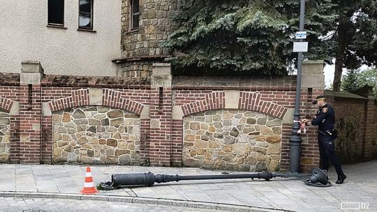 Kraksa na Franciszkańskiej. Mercedesem uszkodziła latarnię