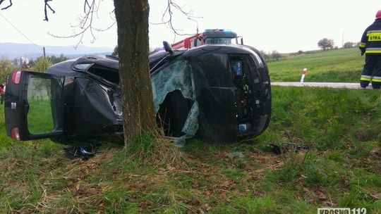 KRASNA: Seat uderzył w drzewo. Cztery osoby ranne