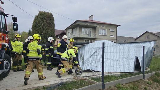 Królik Polski. Samochodem wjechał w blaszany garaż