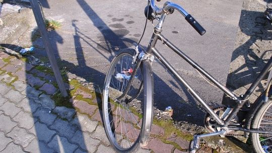KROŚCIENKO WYŻNE: 75-letni rowerzysta ucierpiał w zderzeniu z samochodem