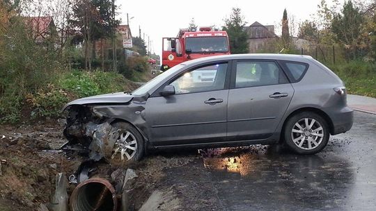 KROŚCIENKO WYŻNE: Dwie osoby poszkodowane w wypadku Mazdy