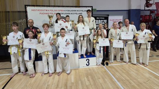 Krośnieńscy karatecy przywieźli 12 pucharów z Przeworska
