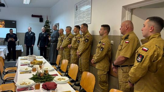 Krośnieńscy strażacy dzielą się opłatkiem, ale nie zdejmują mundurów i czuwają