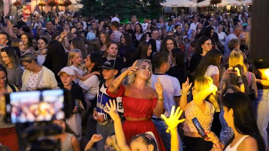 Krośnieńska Potańcówka z DJ Kusym roztańczyła Rynek