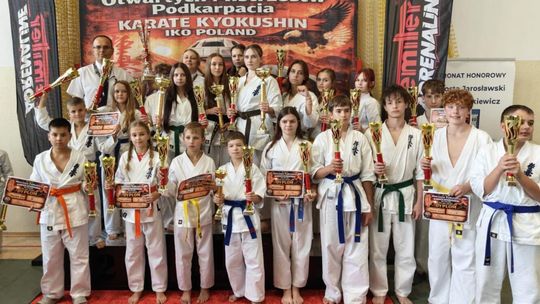 Krośnieński Klub Kyokushin Karate. 23 puchary na otwarcie sezonu