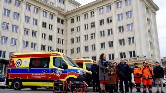 Krośnieńskie pogotowie ma nową karetkę. Dziś została oficjalnie przekazana przez wojewodę
