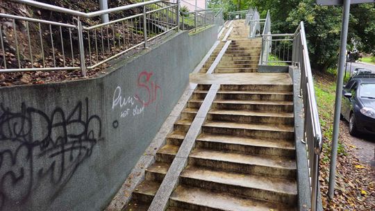 Krosno. 12-latek ciężko ranny. Zjeżdżał po schodach na rowerze