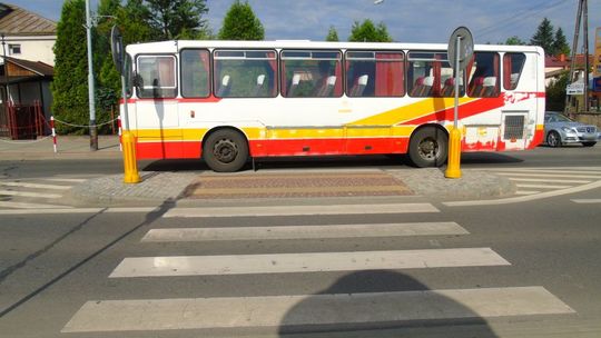 Krosno: 12-latek wbiegł pod autobus