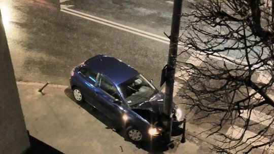 KROSNO: 18-latek wjechał w latarnię
