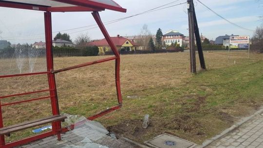 KROSNO: 22-latek wjechał w przystanek autobusowy na ul. Bema
