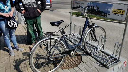? Krosno. 75-letni kierowca potrącił 15-latkę przeprowadzającą rower i odjechał