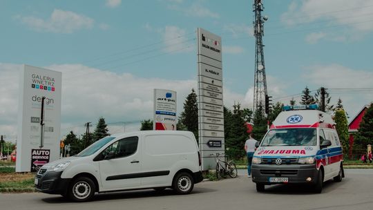 KROSNO: 76-letni rowerzysta poszkodowany po zderzeniu z Peugeotem