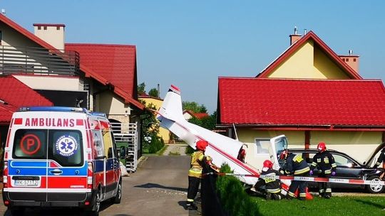 KROSNO: Awaryjne lądowanie samolotu. Spadł obok domu