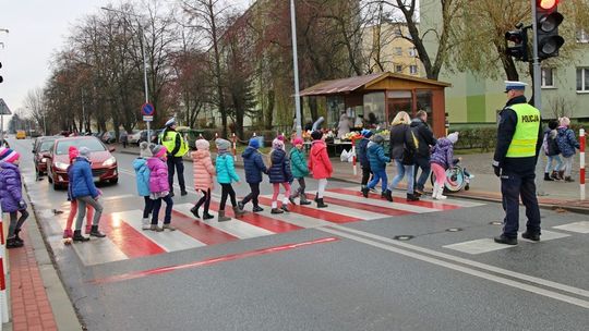 KROSNO: "Bezpieczni na MAXXXA". Dzieciakom rozdano odblaski