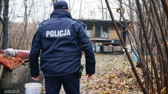 KROSNO-BIAŁOBRZEGI: Policjanci uratowali przed wychłodzeniem mężczyznę