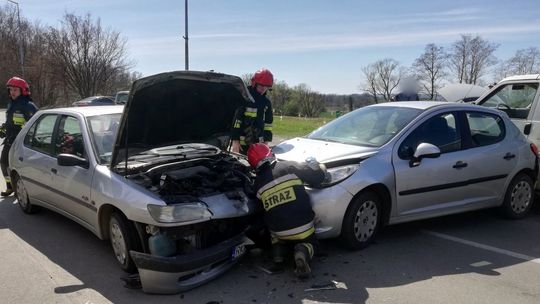 KROSNO: Chciała skręcić na cmentarny parking, doszło do zderzenia 3 aut