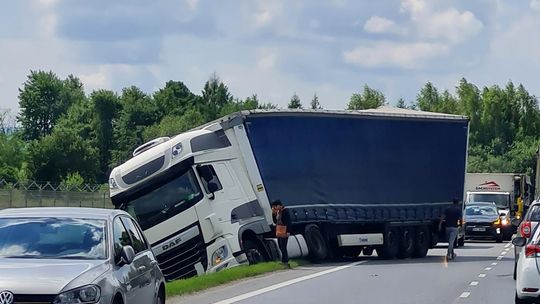 ? Krosno. Ciężarówka na boku na ul. Zręcińskiej