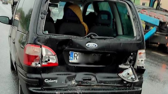 Krosno. Ciężarówką najechał na tył forda, ranna dziewczynka
