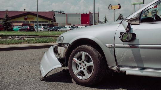 KROSNO: Ciężarówka najechała na Opla. Opel wjechał w Polo