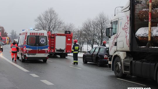 KROSNO: Ciężarówka z drewnem najechała na Audi