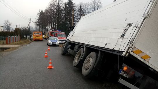 KROSNO: Ciężarówka z piwem w rowie