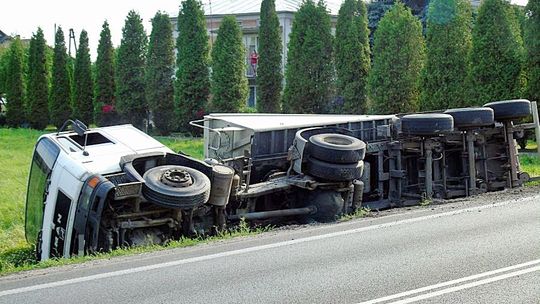 Krosno: Ciężarówka ze żwirem zjechała z drogi