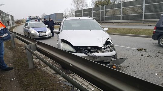 KROSNO: Ciężarówka zepchnęła forda wprost pod skodę