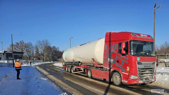 Krosno. Ciężarowym renault wjechał w bok cysterny