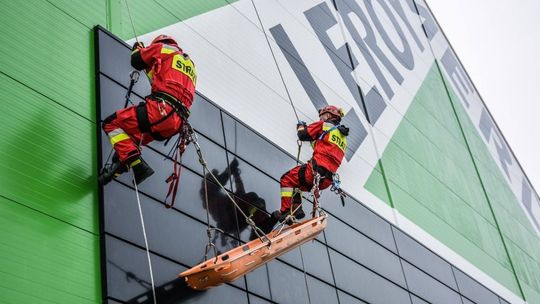 Krosno: Ćwiczenia Grupy Ratownictwa Wysokościowego w hipermarkecie