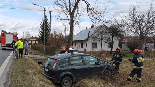 KROSNO: Dachowanie forda. Trzy osoby wewnątrz