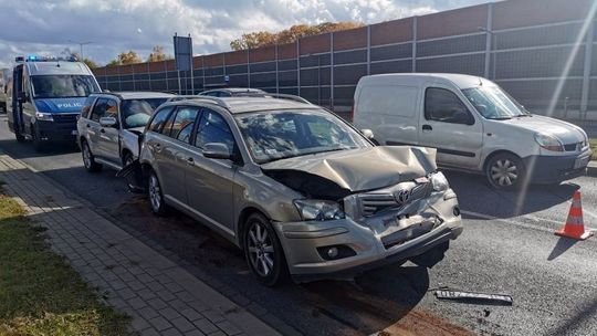 ? Krosno/DK28: Zderzenie trzech samochodów. Są ranni, w tym dzieci