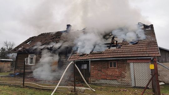 KROSNO: Doszczętnie spłonął dom przy ulicy Klonowej