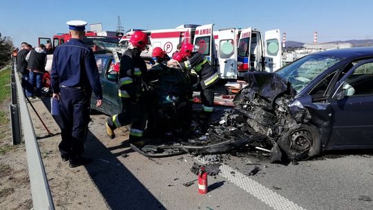 KROSNO: Dramatyczny wypadek na wiadukcie. DK28 zablokowana