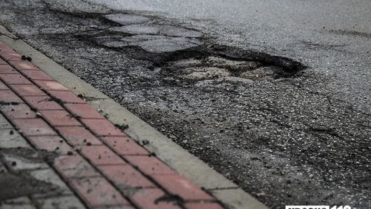 KROSNO: Drogowcy rozpoczęli naprawę ubytków w drogach