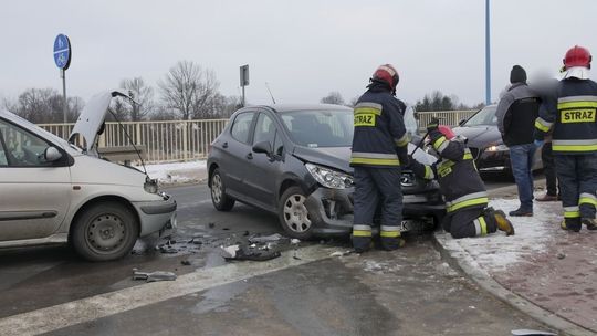 KROSNO: Dwa samochody zderzyły się na ul. Konopnickiej. Ranna dziewczynka