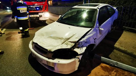 ? Krosno. Hondą wjechał w barierki przy ul. Podwale