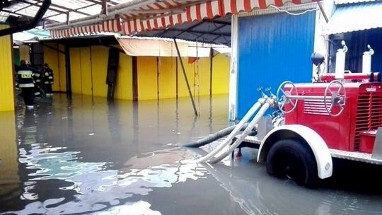 KROSNO i POWIAT: Zalane budynki, szkoły, ulice i krośnieńska targowica
