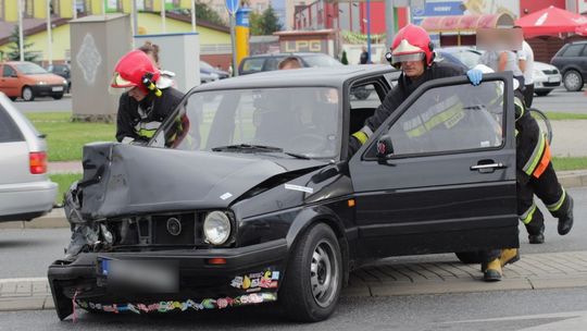 KROSNO: Kierowca Golfa najechał na Volvo. Kobieta w szpitalu